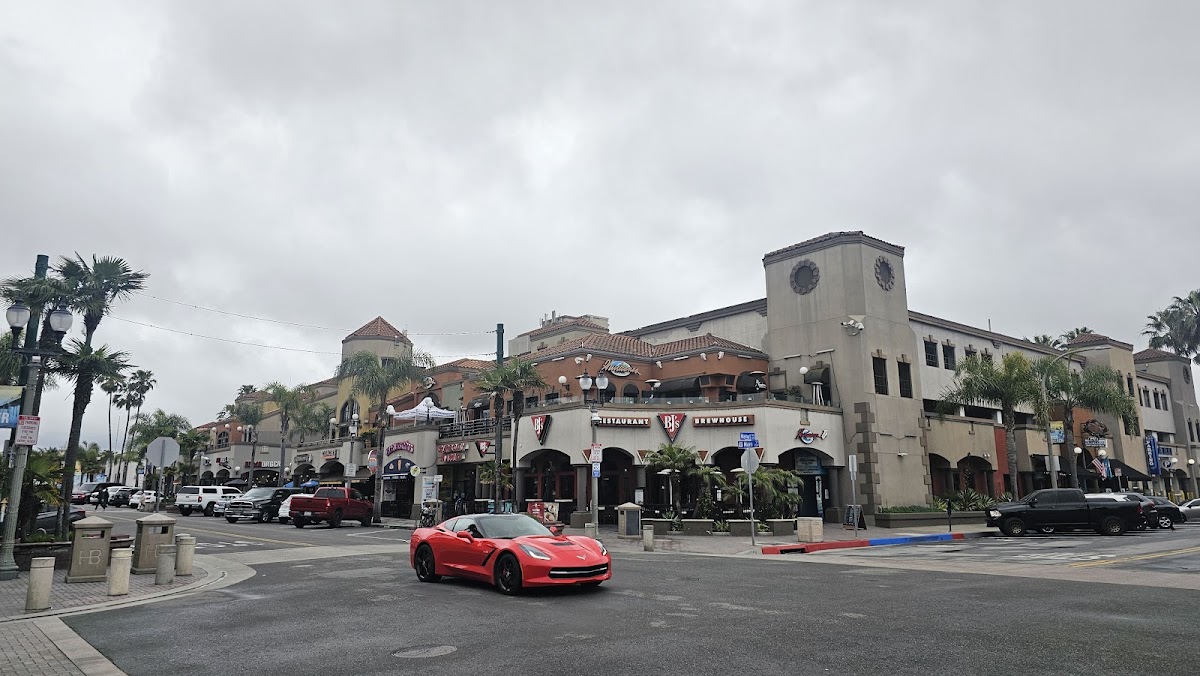 Main Street Bar & Grill — Huntington Beach