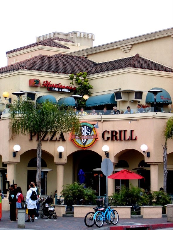 Hurricanes Bar & Grill — Huntington Beach